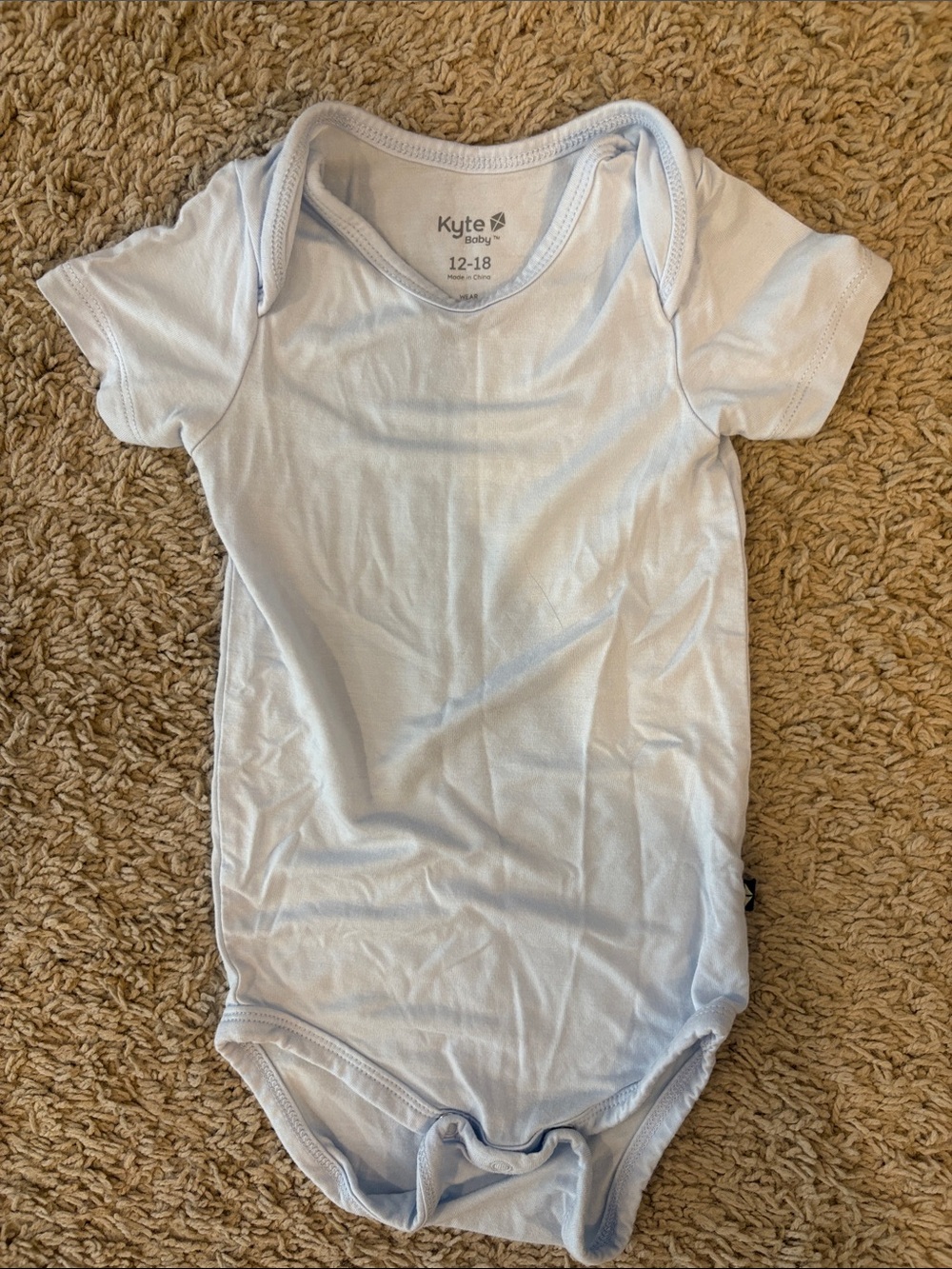 Kyte BABY Bamboo Short Sleeve Bodysuit in Mist. Like New. Size: 12-18 mos.